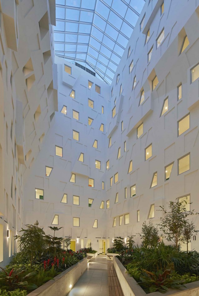 сад в атриуме, жилой дом Atrium at Sumner