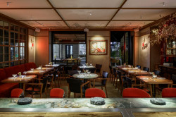 Интерьер ресторана «OSHI Izakaya Emperor»