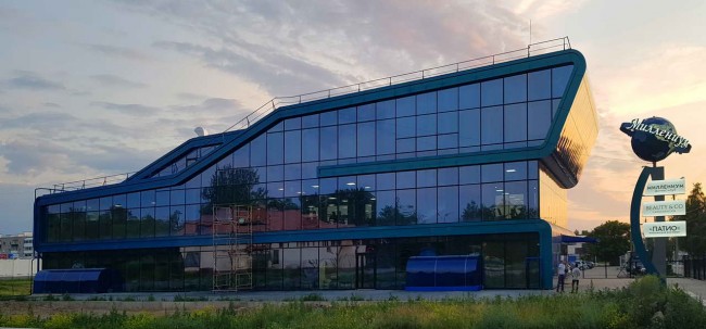 фасад центра Миллениум летом