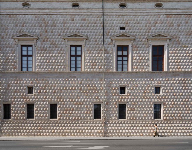 фасад после реставрации, Palazzo dei Diamanti