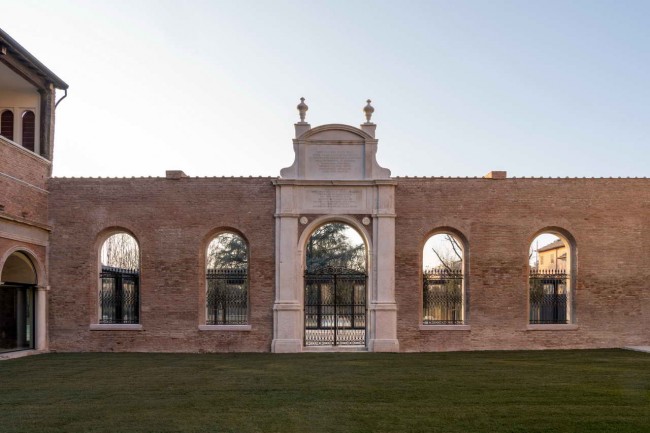 главный двор Palazzo dei Diamanti