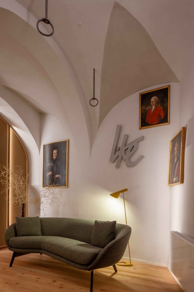 живопись в холле арт-отеля Lasserhaus