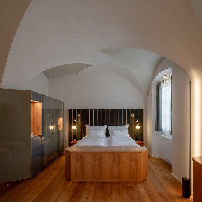 кровать в номере арт-отеля Lasserhaus