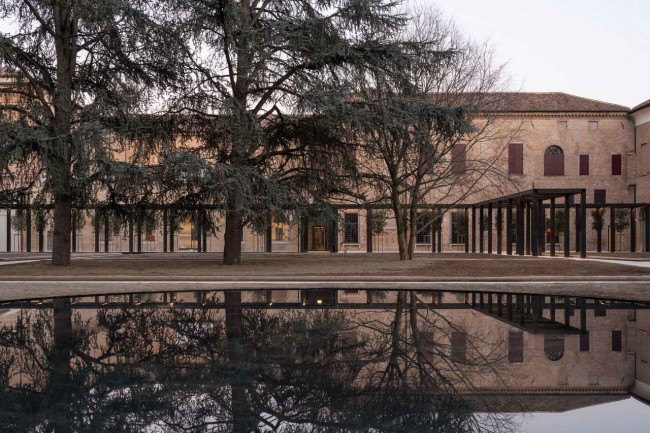 зеркальный пруд в саду Palazzo dei Diamanti