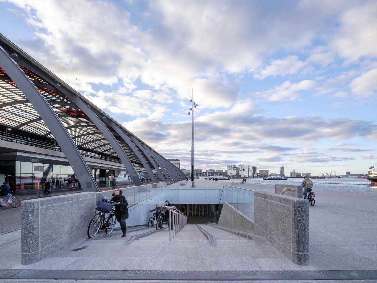 велопарковка IJboulevard, входная зона