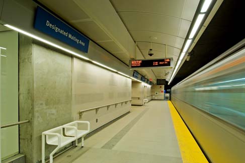 железнодорожная станция ветки Canada Line, освещение перрона