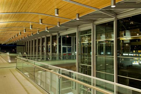 интерьер станции Canada Line, освещенный потолочными даунлайтами