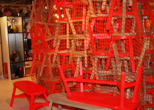 стенд Тома Диксона, инсталляция из Peg Chair