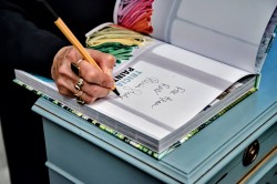 дизайнер Триша Гилд подписывает свою новую книгу о цвете в интерьере