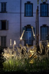 led светильники на газоне у дома