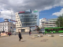 обращенный к улице фасад офисного здания