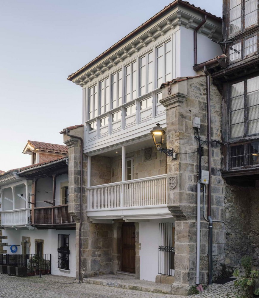 Comillas House, фасад с лоджией
