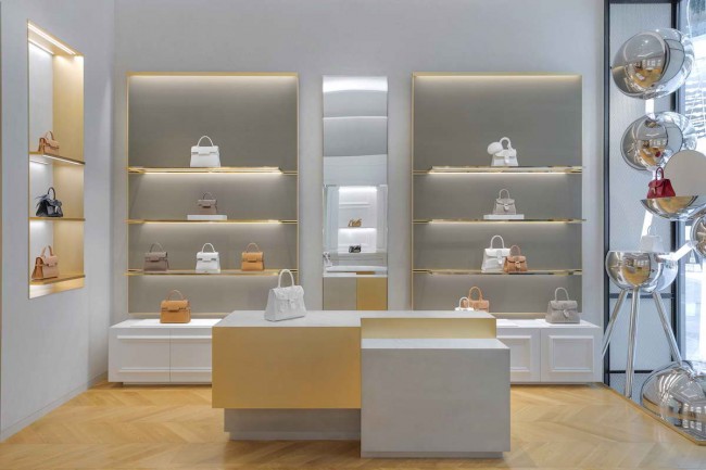 стеллажи в интерьере Delvaux  в Дубае