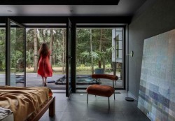 Flying House с монохромным интерьером