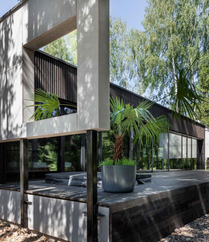 подиум перед фасадом Flying House