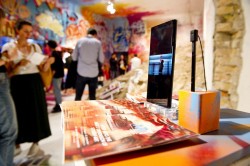 Galaxy S9+ на стенде выставки street art IFA 2018