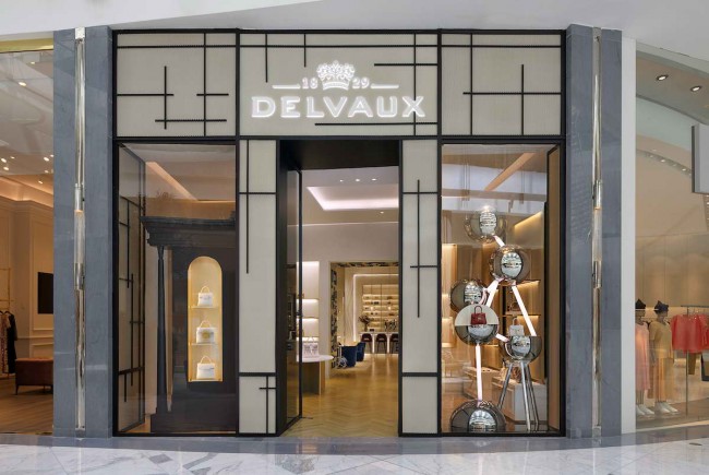 вход и витрины, бутик Delvaux в Дубае