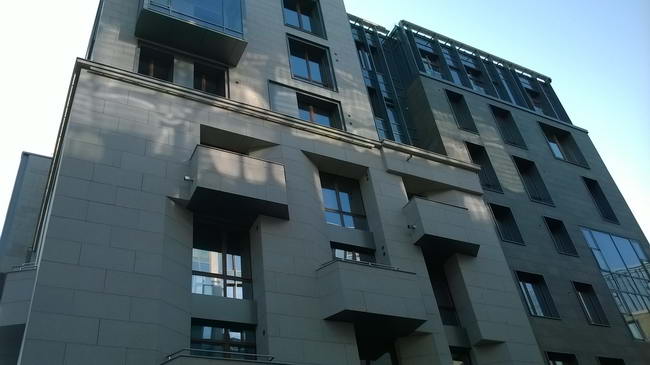 фасад в граните, Смольный парк