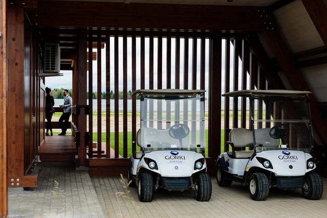гольф-кары в гараже дома, GORKI Golf Resort