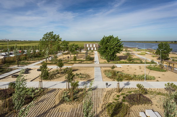 пляж в линейном парке Tagus