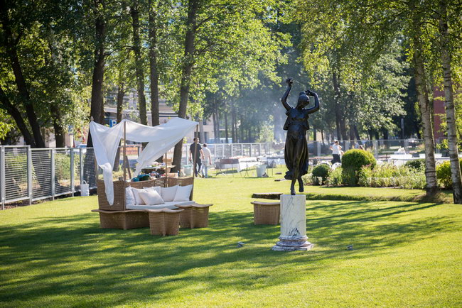 Скульптура от FRILLI GALLERY, Флоренция, в ландшафте