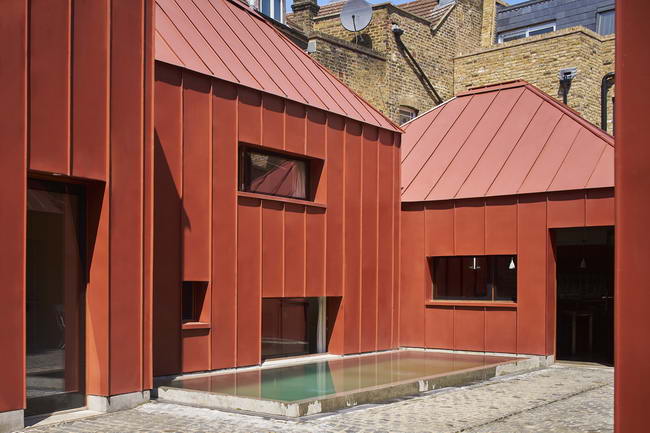 внутренний двор дома Tin house