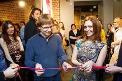 дизайнер интерьера Заславский перерезает ленточку