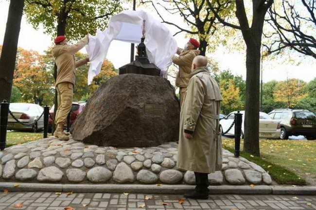 памятный знак на Троицкой площади