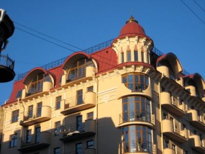 фрагмент фасада жилого дома
Тот же дом на Восстания -  крупный план

