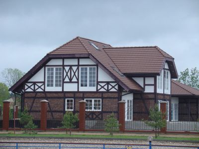 фото коттеджа в стиле фахверк
на фотографии - реализованный двухэтажный коттедж в стиле фахверк, главный фасад
Keywords: разработка концепций и проектов по оформлению. декору . реконструкции и утеплению фасадов загородных домов в стиле Шале и Фахверк