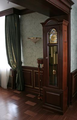 напольные часы в холле

