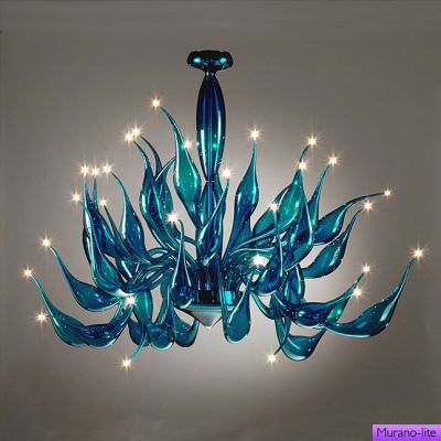 Aladdin Turquoise Люстра
Эта поистине изысканная люстра может стать четким, бескомпромиссным акцентом любого интерьера. Каждый рожок сделан из отдельного кусочка стекла, ловко превращенного руками в эти прекрасные формы, которые словно оживают и танцуют. Каждый элемент создан вручную и является уникальным – современный дизайн,  произведение искусства. Каждая люстра – идеальный пример сочетания современности и традиций, а также результат использования предельных возможностей технологий! Эта удивительная коллекция  изделий из выдувного стекла, разработанная и изготовленная LU-Murano – продукт многочисленных исследований и экспериментов знаменитого  мастера стекольного дела и дизайнера Фабио Форназье (Fabio Fornasier), чьи работы отличаются новаторским дизайном и постоянно получают награды мирового уровня.

http://www.murano-lite.ru/rus/catalog/Ultra-Modern/aladdinturquoisexlu/
Keywords: люстра Алладин