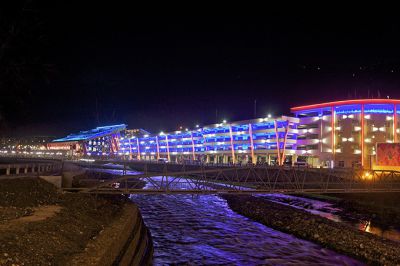 Парковочный комплекс ОКЦ "Галактика" 

Дата: январь 2014 г.
Используемое оборудование: Более 1300 светодиодных светильников IntiLED: акцентные светильники IntiROLL со светодиодами белого и синего цветов, а также полноцветные светильники IntiTUBE, формирующие световые линии на фасаде.
Разработка дизайн-проекта, поставка, монтаж и пуско-наладка оборудования: Группа Компаний "Зодиак", г. Краснодар.
Информация о проекте: Общественно-культурный центр "Галактика" - это финальный объект ОАО "Газпром" в рамках подготовки к Олимпийским играм Сочи-2014. "Галактика" - это функционально насыщенный четырехэтажный комплекс площадью 50 000 кв.м., общей вместимостью до 4 тыс. человек, основу которого составляют развлекательные направления с использованием новейших достижений техники, а торговые зоны являются второстепенными. Необычный формат удачно дополняет оригинальная архитектура здания: динамичные диагональные пилоны, стеклянные фасады, скошенная многоуровневая крыша.
Keywords: светодиодное освещение, светодиодная подсветка, архитектурное освещение, архитектрная подсветка, светодиодное оборудование 