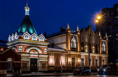 Москва, Часовня Покровского монастыря 
Дата: январь 2014 г.
Используемое оборудование: Основной задачей архитектурного освещения в данном случае было максимально выявить силуэт зданий, подчеркнуть самобытность форм православного монастыря и своеобразие ансамбля в целом. Для реализации этой концепции авторы проекта, специалисты компании "СветСтройСервиc", применили несколько типов световых приборов производства "IntiLED". Линейные светильники серии IntiLINE с корпусами различных длин создают равномерное освещение элементов иконографии часовни и контурную подсветку карнизов молельного дома, а компактные прожекторы IntiROLL выделяют шатровый граненый купол, межоконные пространства и многочисленный декор фасадов. 
Разработка дизайн-проекта, поставка, монтаж и пуско-наладка оборудования: компания "СветСтройСервис", г. Москва. 
Информация о проекте: Покровский ставропигиальный женский монастырь у Покровской заставы г. Москвы – известный исторический центр духовного возрождения для москвичей и паломников со всей России. 2015 год станет юбилейным в биографии монастыря, завершив 20-летний период возрождения исторического облика монастырского комплекса. Вновь возведенные на месте родных многовековых фундаментов часовня свв. Петра и Февронии и молельный дом обрели не только подлинные архитектурные черты, но и неповторимый ночной облик, благодаря современному светодиодному оборудованию "IntiLED".
Keywords: светодиодное освещение, светодиодная подсветка, архитектурное освещение, архитектрная подсветка, светодиодное оборудование 