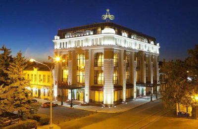 Отель "Александровский" 
В июне 2013 года осуществлена архитектурная подсветка нового гранд-отеля "Александровский", построенного в самом центре Владикавказа. 

Архитектура современных гостиниц предъявляет высокие требования к дизайну и функциональности решений, в том числе и в сфере архитектурно-художественного освещения. Наружная подсветка гостиницы позволяет подчеркнуть уникальность здания, особенности его архитектуры, и в то же время, реализует основную функцию гостиничного бизнеса – комфорт и гостеприимство. В проекте освещения отеля "Александровский" были использованы классические приемы архитектурной подсветки: интенсивное выделение контура здания и деликатная подсветка фасадов с грунта. Для реализации проекта были использованы 30 см линейные светильники серии IntiLINE и грунтовые светильники серии IntiGROUND. В общей сложности на объекте установлено более 100 светодиодных светильников производства компании "IntiLED". 

Проектирование, поставка и монтаж оборудования - компания "Световые решения", Санкт-Петербург.
Keywords: светодиодная подсветка фасадов зданий с использованием оборудования производства "IntiLED"