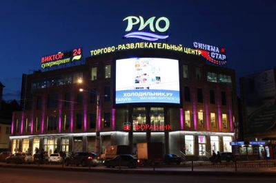 Оборудование "IntiLED" в архитектурной подсветке торгово-развлекательного центра "РИО" в г. Калуга
В 2012 году осуществлена архитектурная подсветка ТРЦ "РИО" в городе Калуга. В проекте использовано более 60 линейных светильников серии IntiLINE длиной 100 см, а также светодиодные прожекторы серий IntiROLL и IntiRAY производства компании "IntiLED". Светотехническое проектирование и поставка оборудования выполнены компанией "Briolight Electrics", г. Москва. 

Торгово-развлекательный центр "РИО" - это классический молл регионального формата, расположенный на центральной улице города Калуга. Современное четырехэтажное здание площадью 20 тыс. кв.м. является вторым торговым центром группы компаний "Ташир" в Калуге.
Keywords: светодиодная подсветка фасадов зданий с использованием оборудования производства "IntiLED"