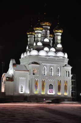 Оборудование "IntiLED" в архитектурной подсветке храма Петра и Февронии в г. Воронеж 
В сентябре 2012 года завершена архитектурная подсветка храма Петра и Февронии в Воронеже. 

Архитектурное освещение православных храмов, как и других культурно-исторических объектов, требует особого подхода при разработке концепции художественной подсветки. Формирование «светлого» образа храма, как символа веры, - деликатная задача, требующая грамотного решения светодизайнера. Применение прожекторов нескольких типов с разной цветовой температурой (5200К и 3200К) и комбинирование классических приемов архитектурной подсветки позволили достичь желаемого эффекта. Так, для заливающего освещения использованы линейные светильники серии IntiLINE длиной 60 см и 100 см. При помощи этого многофункционального изделия создается общая объемно-пространственная форма архитектурного сооружения, подсвечены элементы наружной иконографии. Светодиодные прожекторы серий IntiRAY и IntiROLL с холодными и теплыми белыми светодиодами создают световые акценты на элементах декоративного оформления фасадов и входе в храм. Разработка дизайн-проекта, поставка и монтаж оборудования выполнены компанией "Эдисон", г. Воронеж. 

Новая церковь во имя святых Петра и Февронии появилась в 3 километрах от Воронежа – на территории сити-парка "Град". Храм станет духовным центром новой торгово-досуговой площадки Черноземья, популяризируя традиции создания и сохранения семьи.
Keywords: Светодиодное освещение, светодиодная подсветка, архитектурное освещение, архитектурная подсветка, светодиодные светильинки, светодиодное оборудование 