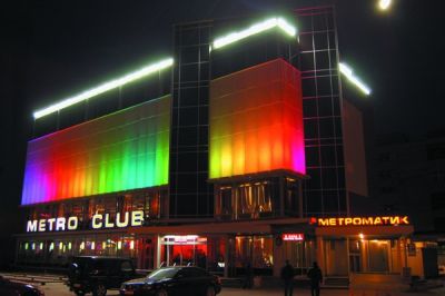 Cанкт-Петербург, клуб "Метро"
Дата: февраль 2010 г.
 Используемое оборудование: RGB светильники серии IntiLINE
Информация о проекте: система светодиодной подсветки на данном объекте имеет увеличенное разрешение благодаря наличию раздельно управляемых секций в каждом светильнике. Система управления представляет собой гибкую, настраиваемую пользователем среду создания визуальных эффектов.
 Клуб "Метро" - самый знаменитый и модный ночной клуб Санкт-Петербурга. 13 лет назад клуб "Метро" - был задуман и выполнен как лучший молодежный клуб России. Клуб сегодня – один из самых посещаемых клубов Европы (30 тысяч посетителей ежемесячно), входит в сотню лучших баров-ночных клубов мира по данным английской независимой ассоциации баров и ночных клубов. В 2001 году клуб "Метро" был признан лучшим танцевальным клубом Санкт-Петербурга.

Keywords: светодиодная подсветка фасадов зданий с использованием оборудования производства "IntiLED"
