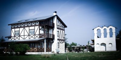 Проект Загородного Дома
ЗАГОРОДНЫЕ ДОМА, УСАДЬБЫ, ЗДАНИЯ РАЗЛИЧНОГО НАЗНАЧЕНИЯ
При проектировании зданий наша главная задача — удовлетворить желание клиента, используя современные тенденции и инженерные новаторства для того, чтобы здание прослужило максимально долго с минимальными затратами на эксплуатацию.
Этот загородный дом входит в частный ансамбль домов, выполненных в стилях разных эпох.
Его дизайн берет начало в европейской культуре средних веков и именуется фахверк.
 
Загородная усадьба, М.О. Пятницкое ш., д. Горетовка, 2010 г.

Keywords: Загородный дом, Коттедж, Архитектура, Дизайн, Проектирование, Акустика
